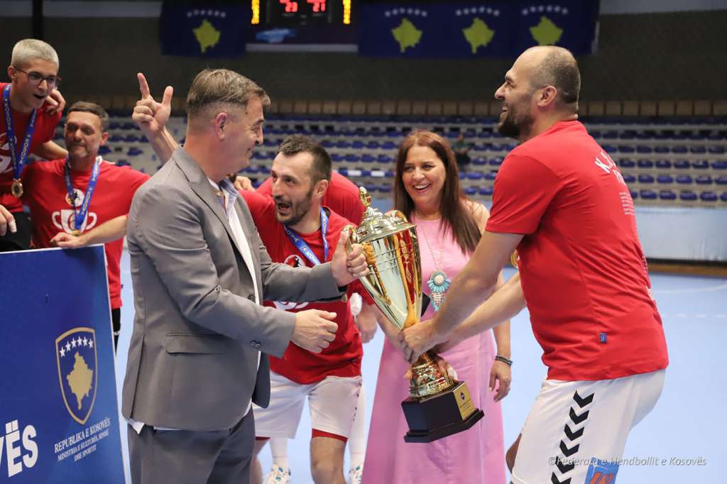 Ministrja për Kulturë, Rini dhe Sport, Vlora Dumoshi me presidentin e FHK-së, Eugen Saraçini, tue ia dhurue kupën lojtarëve të Besës