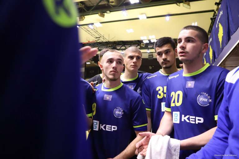 Lojtaret e perfaqesueses se Kosoves ne hendboll duke e degjuar trajnerin