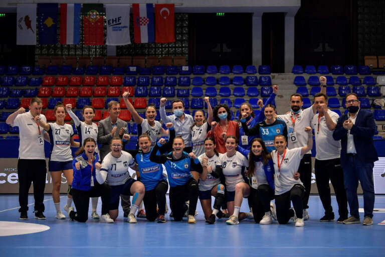 Perfaqesuesja e Kosoves ne hendboll duke festuar me Kryeministrin Albin Kurti